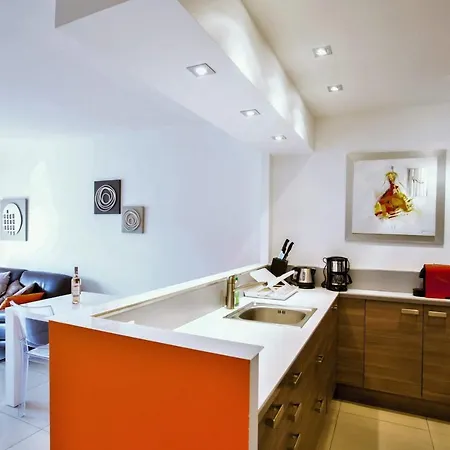 Modern Two Bedroom With Two Bathrooms, Just Behind The Carlton Apartment
