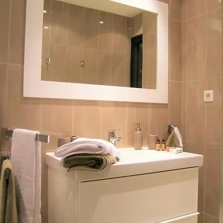 Modern Two Bedroom With Two Bathrooms, Just Behind The Carlton Apartment *